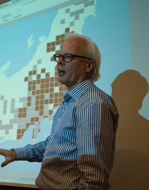 Ray Ozzie speaking in forefront of a projected map